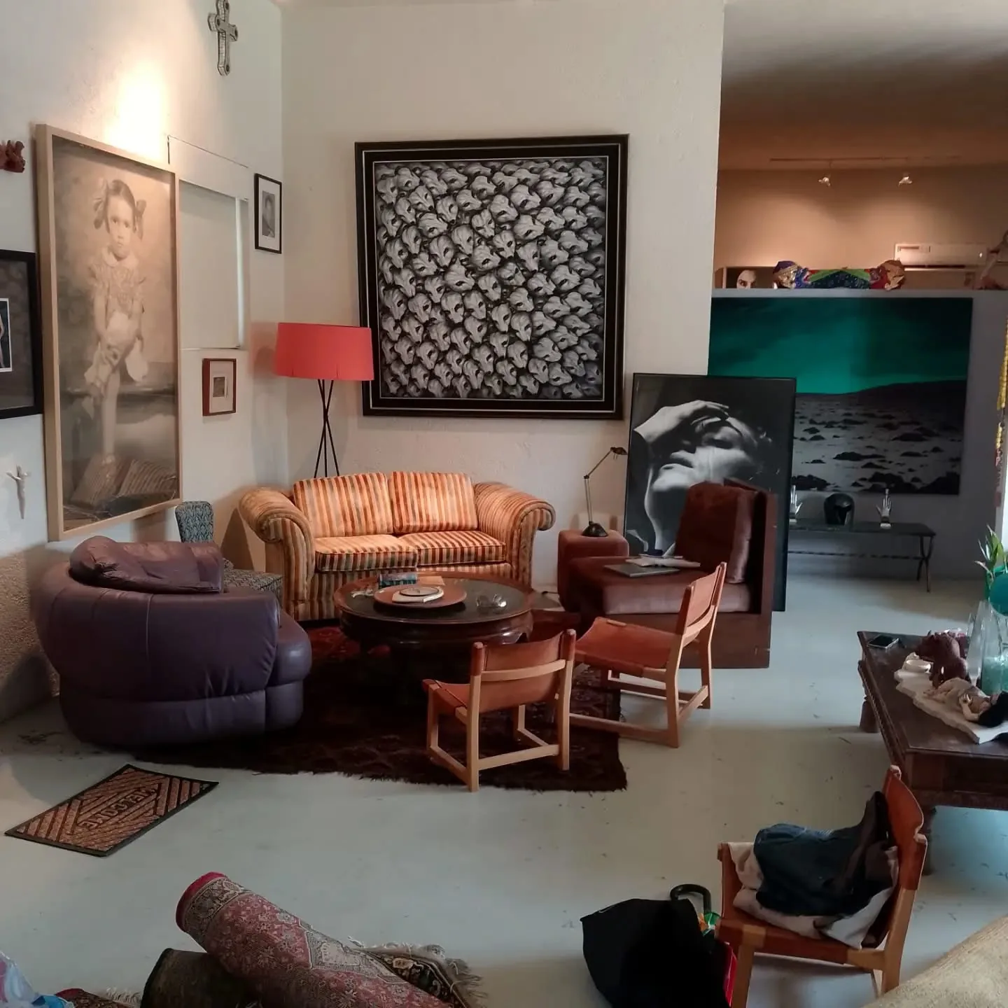 Sillas y sillones de un espacio interior